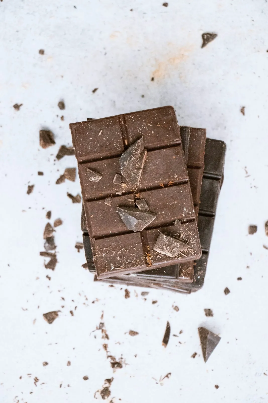 Tablette de chocolat au lait cassée en morceaux